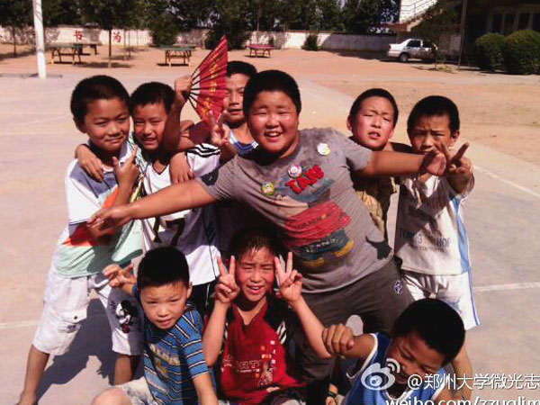 7��17������(y��ng)�ƻ����s�Q���룬���(y��ng)�����ٿh�R��ƺ�l(xi��ng)��?j��ng)_С�W(xu��)��ȭ��С�(du��)�T����Ȼ�����ڵ��ž������������ڞ��������ݴ�W(xu��)��΢�⡱־Ը�߈F(tu��n)�(du��)�e�k�ĵ���ˇ�R������(zh��n)����