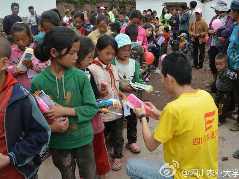 7��28�գ���(j��ng)�v��2����С�r��ɽ·���Ĵ��r(n��ng)�I(y��)��W(xu��)����·ꖹ⡱�F(tu��n)�(du��)�I���Đ������Y���(du��)�T�ʹ���Ĺ�ͬŬ�����\(y��n)���˴���K���͵��˺��ӂ���������