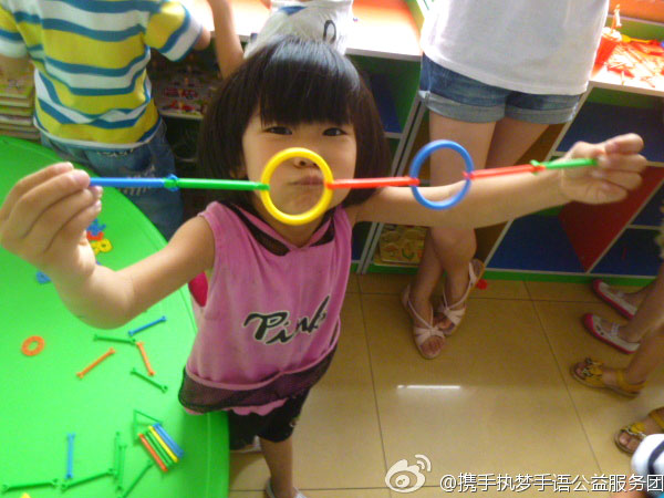 7��8����8��15����ɽ�|������W(xu��)���y�ֈ�(zh��)��(m��ng)�����Z(y��)�������(w��)�F(tu��n)��ɽ�|�Ͳ��e�k�˞���37��Ĺ�����(d��ng)�������������؅^(q��)���L�@����ͯ�ļ�ͥ���˽Ⲣӛ��@����ͯ����ͽ�����r���_չ�o(w��)�ϵK���Z(y��)��Ӗ(x��n)�ࡣ�D��ɽ�|ʡ�Ͳ��а��`����(f��)���ĵĺ��ӂ�չʾ�����Ą�(chu��ng)���ֹ���