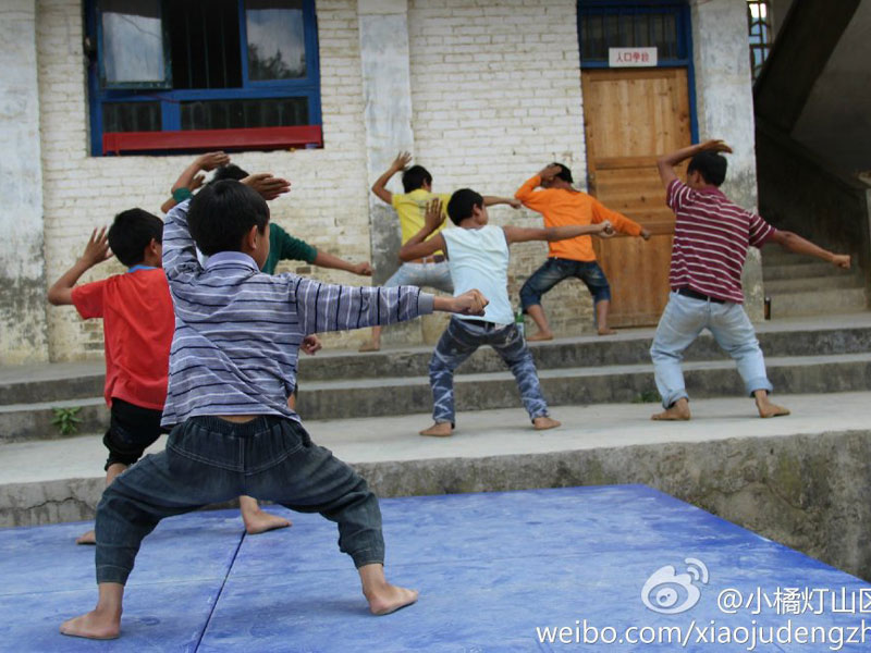 7��31������С�ٟ���ɽ�^(q��)���W(xu��)����֧�����ǭ����ؑ�S�h�����l(xi��ng)����С�W(xu��)����20���֧�̻�Ӽ����Y(ji��)���������������ҵ�Ͷ�뵽����ˇ�R�ݵĜʂ��A�Ρ��D�麢�ӂ��ڞ�R���u�����ž���