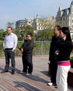 網(wǎng)友參觀晉陽(yáng)湖　　晉陽(yáng)湖項(xiàng)目原投資計(jì)劃為2.2億元，區(qū)域內(nèi)五座橋?yàn)榫坝^橋。為完善其功能，強(qiáng)化景觀提升效果，對(duì)部分項(xiàng)目進(jìn)行了優(yōu)化、提升，包括將區(qū)域內(nèi)五座景觀橋改為市政橋并新增兩座市政橋。