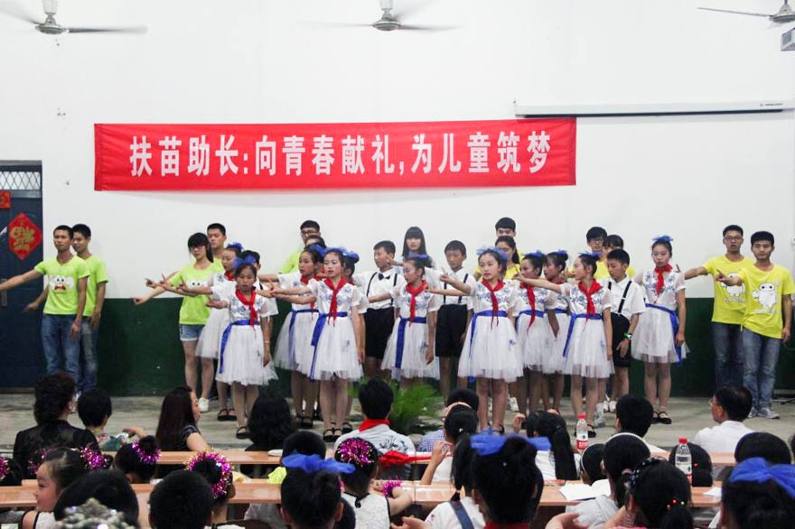 ־Ը�ߞ麢�ӂ��e�k�ˡ��������L(zh��ng)����(��i)����ˇ�R�ݣ�����С���т�ͬ�_(t��i)�����ք�(sh��)�衶�ж����ġ���