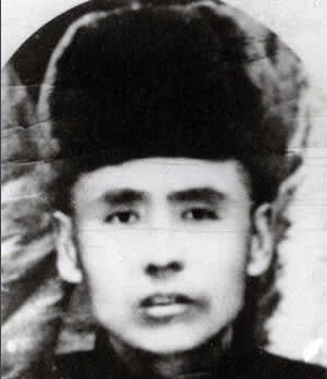 ���F÷��1893��1934�����������|����Ϫ��1931��10����Ѯ�����F÷�������|�������l(w��i)܊�����ڵ��|���P����ᶎr���f��һ�������1932��3�����|���񱊿��վȇ���ί�����F÷��|�����x��܊��28·܊˾�1934��5��30���������F÷����͢�o���I(l��ng)�Ăα��°���꠲��@��1934��9��28��ҹ�����F÷����܊�ٰ�񽵟oЧ�±�������1935�깲�a(ch��n)�h�l(f��)���ġ���һ���ԡ��У��Q���ǡ���ȇ������|������Ӣ�ۡ���1988�걻׷�J�������ʿ��2014��9��1�գ������������������ĵ�һ��300����������Ӣ�Һ�Ӣ��Ⱥ�w�����