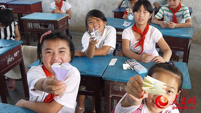 ���ϿƼ���W(xu��)��һ��һ·���x��(w��)֧���c���ʷ�ؚ�{(di��o)�Ќ��`�F��������ꖿh��¹ɽ�(zh��n)�u�ŸG���_չ�x��(w��)֧�̺ͷ�ؚ�{(di��o)�У�־Ը�߽o���ӂ��_�O(sh��)�ֹ��n�����D�麢�ӂ�չʾ�ֹ���Ʒ�����F��ṩ��