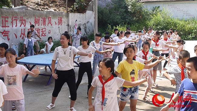 ���ϿƼ���W(xu��)��һ��һ·���x��(w��)֧���c����(zh��n)��ؚ�{(di��o)�Ќ�(sh��)�`�F(tu��n)��������ꖿh��¹ɽ�(zh��n)�u�ŸG���_չ�x��(w��)֧�̺ͷ�ؚ�{(di��o)�У��D��־Ը�߽̺��ӂ�̫�Oȭ�����F(tu��n)��ṩ��