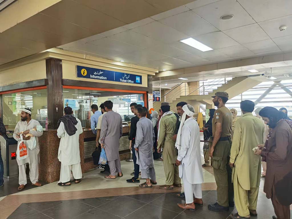 當(dāng)?shù)孛癖娫诶蠣柍染€地鐵里排隊(duì)購(gòu)票。（人民網(wǎng)記者 石晶攝）