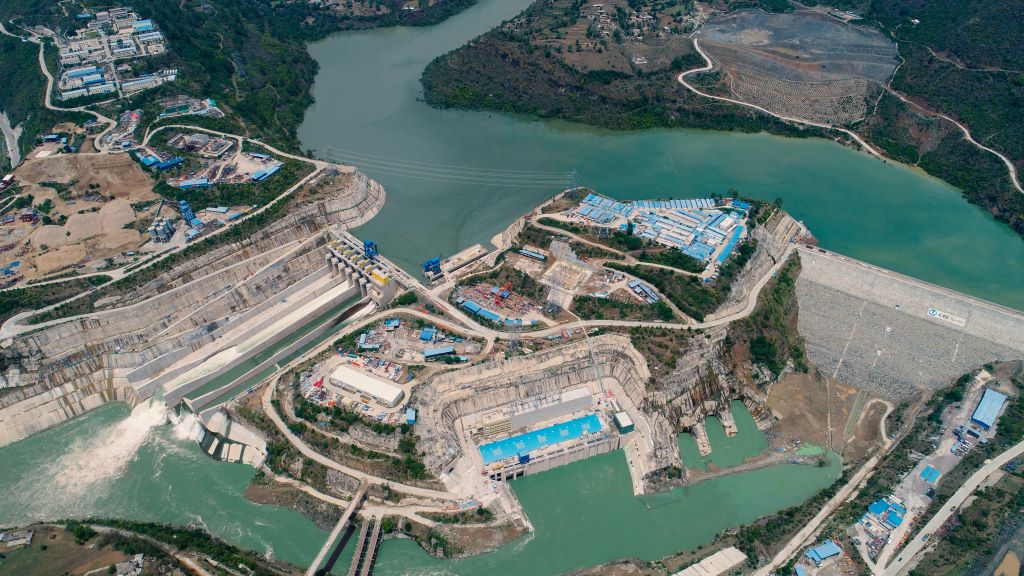 中巴經(jīng)濟(jì)走廊首個(gè)水電項(xiàng)目——巴基斯坦卡洛特水電站。（三峽集團(tuán)供圖）