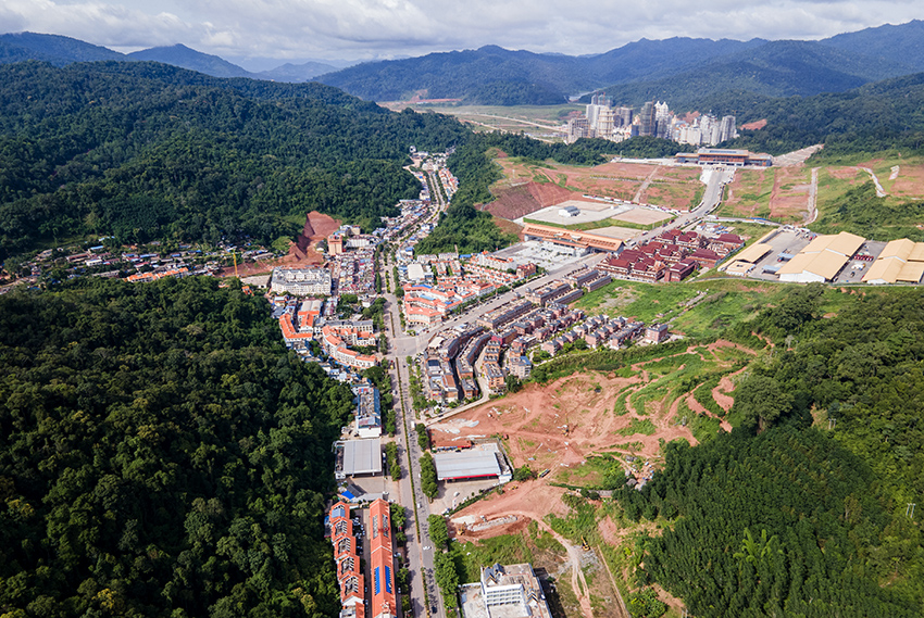 磨憨口岸俯瞰，右前方高層白色建筑群為老撾境內(nèi)。人民網(wǎng)記者 符皓攝