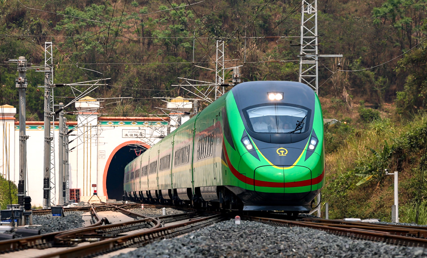 “復(fù)興號”動車組列車駛過友誼隧道。徐章位攝