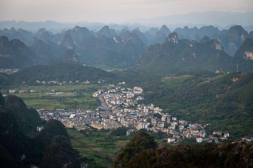 廣西層巒疊嶂，郁郁蔥蔥。 人民網(wǎng) 嚴(yán)立政攝