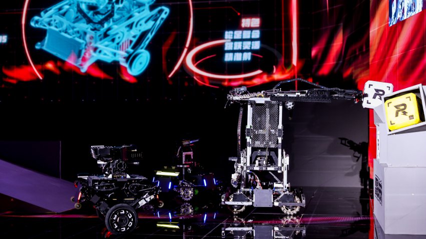 武漢工程大學(xué)大學(xué)生們帶來(lái)的機(jī)甲大師對(duì)抗比賽。主辦方供圖