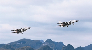 空軍航空兵某旅開展飛行訓(xùn)練